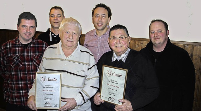 Vorsitzender Patrick Stegle (links) un...rechts) ehrten langjhrige Mitglieder.  | Foto: privat