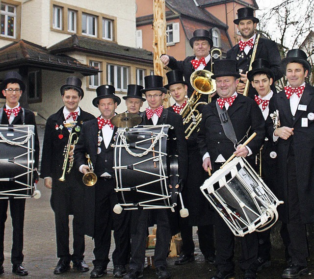 Die Sumpfer vom Sumpfernie-Orchester s...rn schon einen Narrenbaum in flingen.  | Foto: jrn kerckhoff