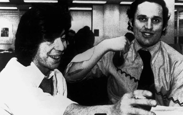 Carl Bernstein (links) und Robert Wood...ber den Pulitzer-Preis, im Mai 1973.   | Foto: dpa