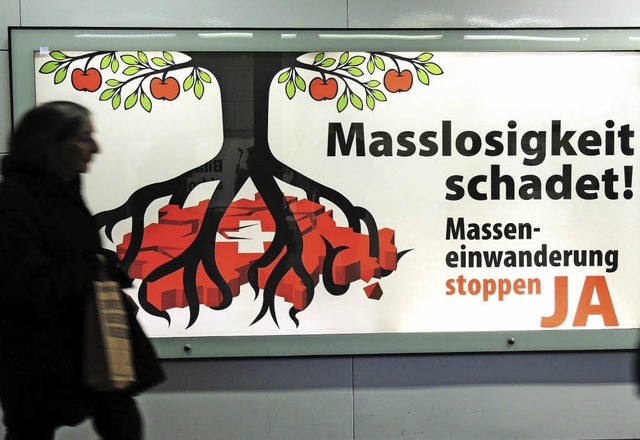 Mit ihren Plakaten schrte die SVP die  Angst der Schweizer.   | Foto: dpa