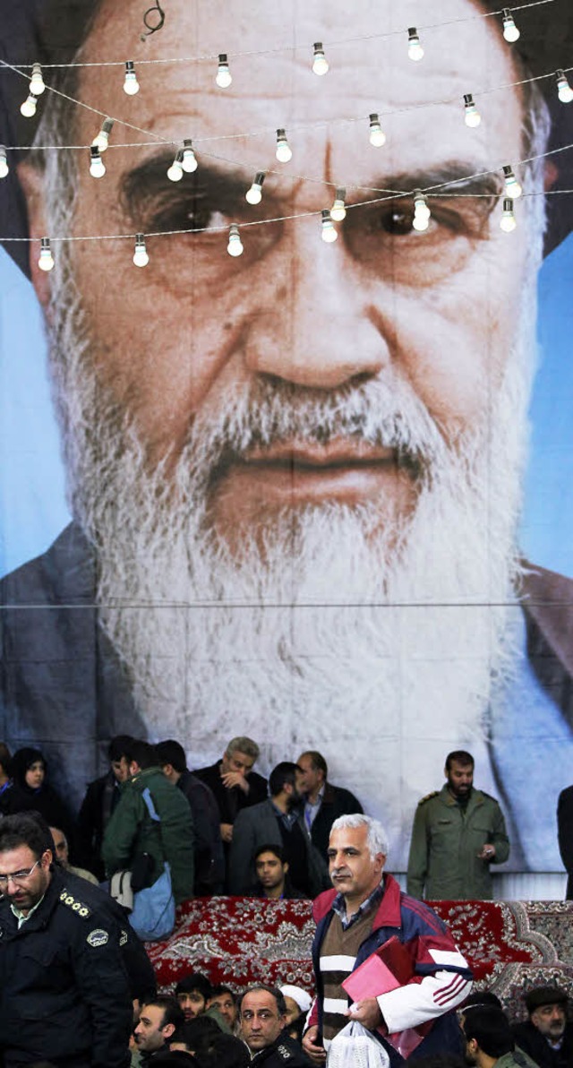 Immer noch berlebensgro: Khomeini-Plakat in Teheran.  | Foto: ATTA KENARE