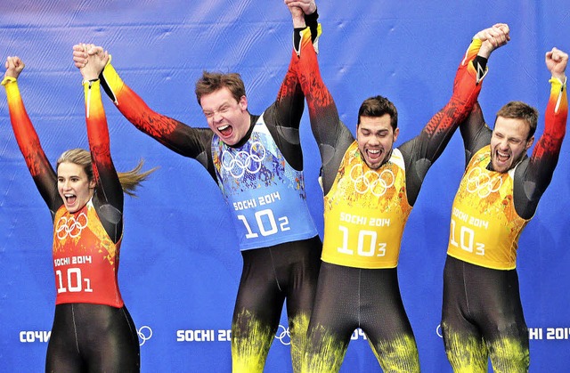 Das deutsche Rodler-Team freut sich ausgelassen ber Gold.   | Foto: dpa