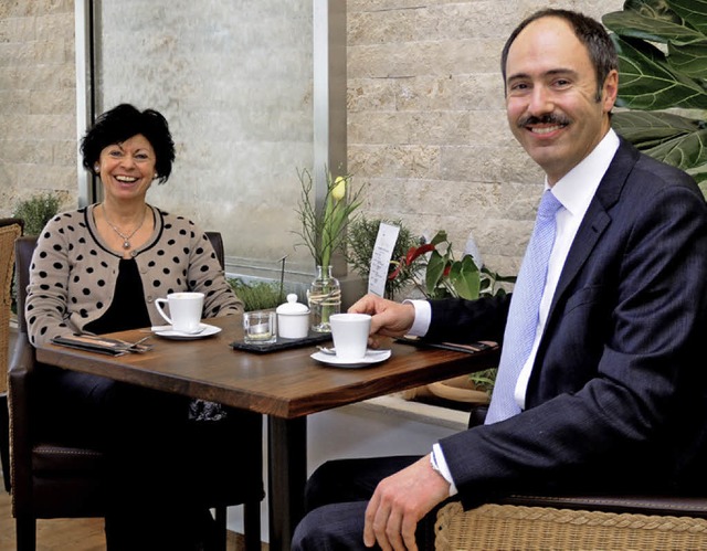 Das Ehepaar Ren und Sieglinde Willig vor der Wasserwand in der Caf-Lounge  | Foto: RK