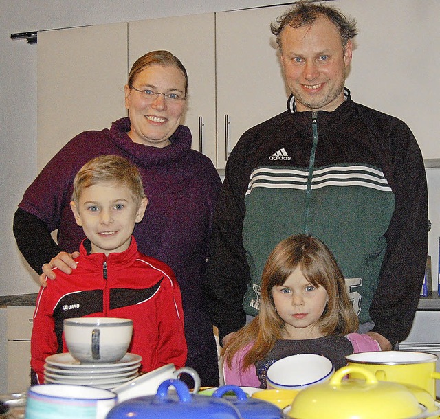 Das Geschirr muss noch eingerumt werd...nd ihre Eltern Julia und Heiko Leber.   | Foto: hagen spth