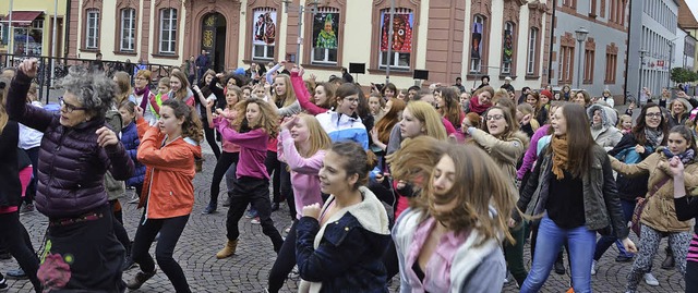 One billion Rising Flashmob vor dem Offenburger Rathaus  | Foto: Burgmaier Ralf