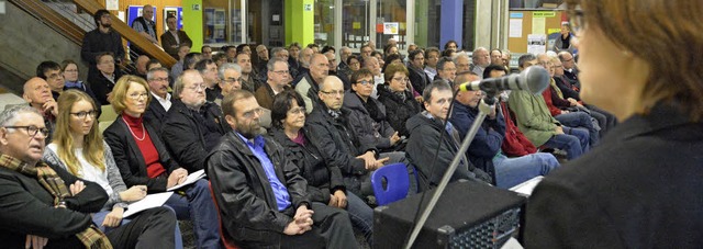 Moderatorin Susanne Eisenbarth (rechts...m  Auftakt  in der Hans-Thoma-Schule.   | Foto: Lauber