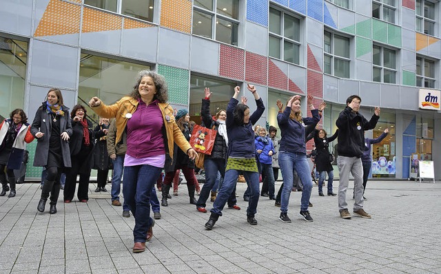 Weltweiter Aktionstag &#8222;One billo...Gemeinsamer Tanz auf dem Chesterplatz   | Foto: Barbara Ruda