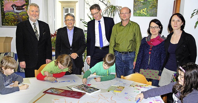 Reiner Issler, Bruno Hall und Rainer L...lenden Kindern der Leuchtturm-Gruppe.   | Foto: Thomas Loisl Mink