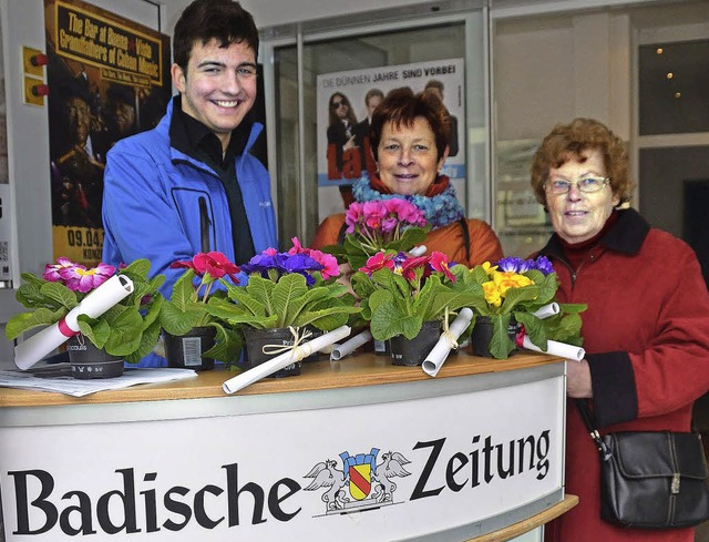 Hugo Schmidt am BZ-Stand verteilt Primeln  | Foto: Sylvia-Karina Jahn