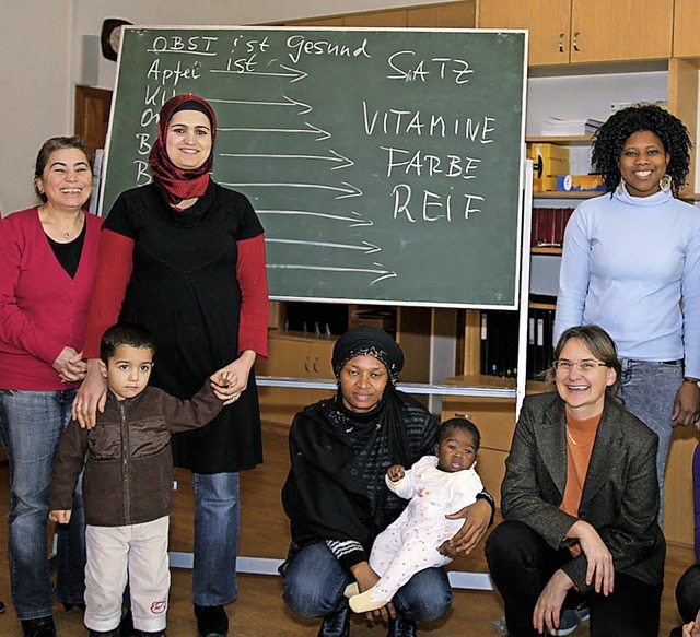 Mama lernt Deutsch heit ein Ettenheim... (knieend rechts) mitinitiiert wurde.   | Foto: Sandra Decoux-Kone