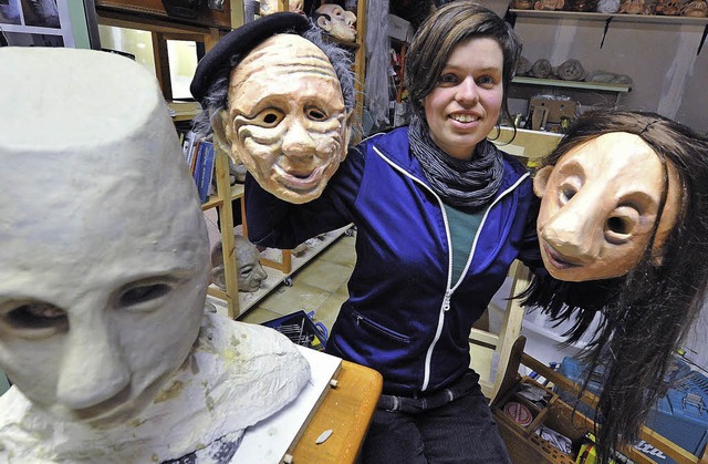 Was verbindet die Masken, die Anita Brtsch zeigt?   | Foto: Rita eggstein