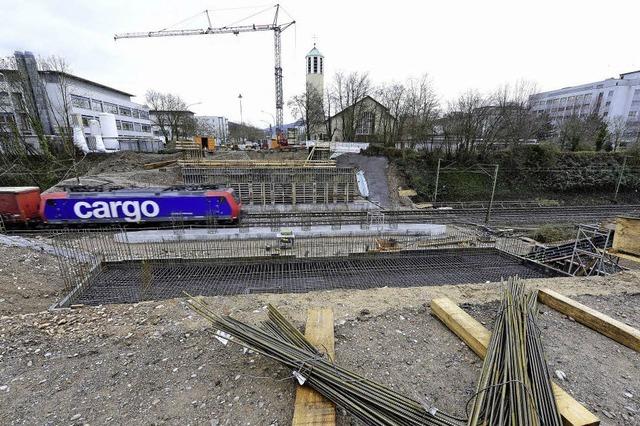 Stndig rasen Gterzge mit Tempo 120 durch die Baustelle