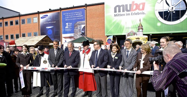 Johann Schneider-Ammann schneidet unte... Urs Wthrich, das weie Band durch.    | Foto: muba/MCH Messe Schweiz (Basel)