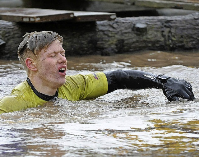 So sehen glckliche Sportler aus: Die ...Kilometer-Parcours des Tough-Guy-Race.  | Foto: Privat