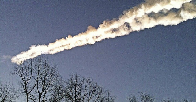 Ein Asteroid hinterlie ber Tscheljab...inen weithin sichtbaren Feuerschweif.   | Foto: dpa
