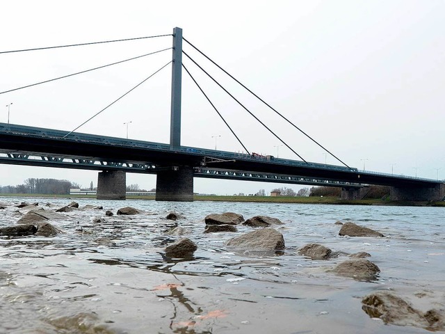 Die Rheinbrcke bei Karlsruhe  | Foto: dpa