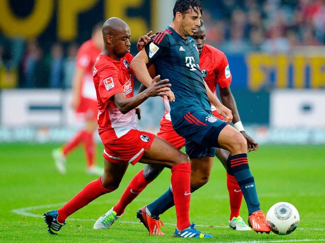 Die Bayern wie beim 1:1 im Hinspiel be...ou Diagne (hinten) Claudio Pizarro zu.  | Foto: dpa