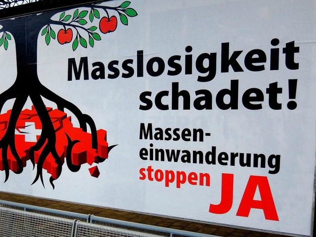 Ein Plakat der Schweizerischen Volkspa...gegen &#8222;Masseneinwanderung&quot;.  | Foto: dpa