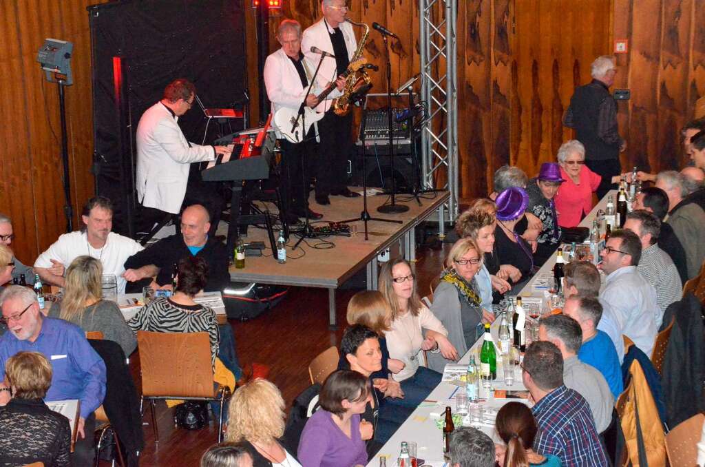 Fr Stimmun in den Umbaupausen sorgt Hansi Holz mit seiner Band.