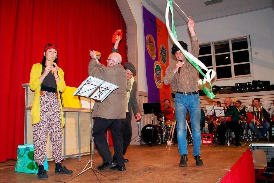 Kathrin Sproll, Mario Brugger, Roland Schlageter und Michi Hug nehmen die Hausener Kunstszene aufs Korn. (Foto: Edgar Steinfelder) Kathrin Sproll, Mario Brugger, Roland Schlageter und Michi Hug nehmen die Hausener Kunstszene aufs Korn. (Foto: Edgar Steinfelder)
