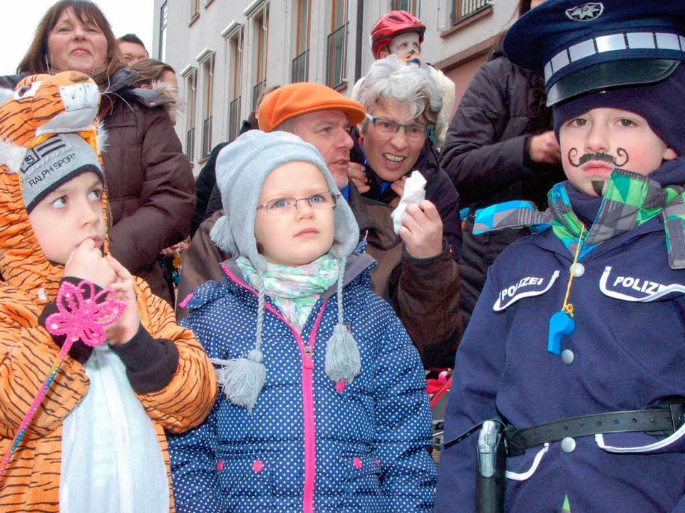 1500 Narren toben durch das Dorf zur Freude nicht nur der Kinder.  | Foto: Andrea Steinhart