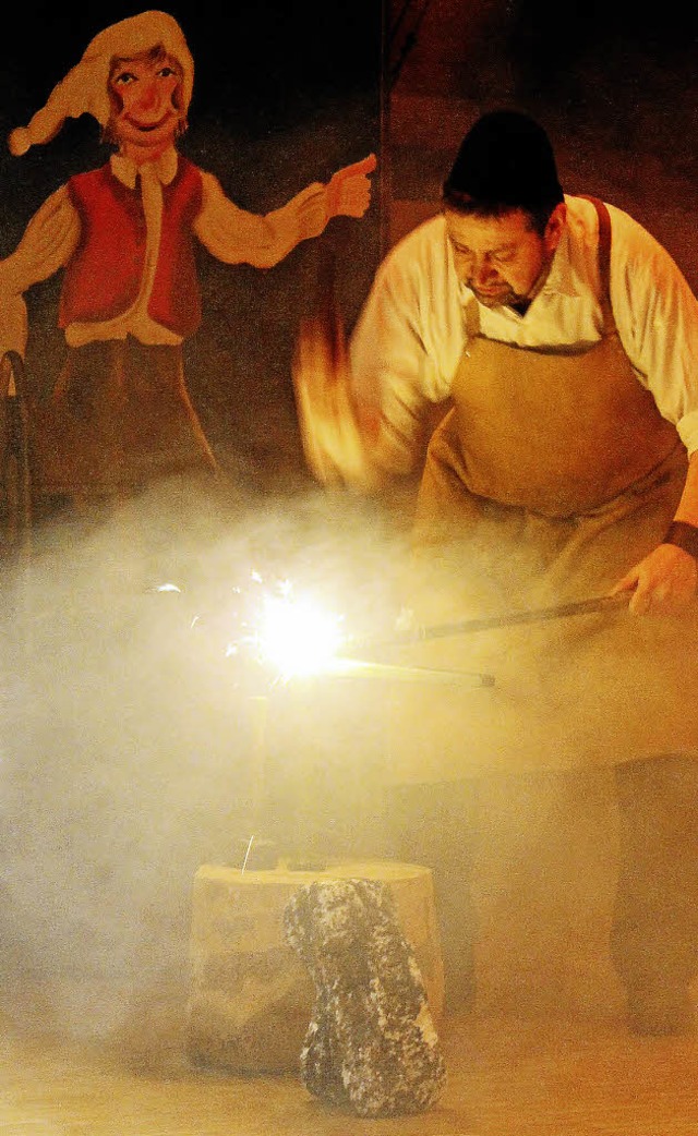 Traditioneller Auftakt zum Zunftabend:...s und das Schmieden des heien Eisens   | Foto: Gert Brichta