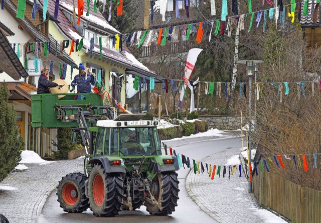 Mit Hilfe von Traktoren wurde die Graf... mit bunten Fasnetbndeln geschmckt.   | Foto: Seifried