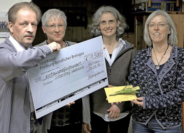 Thomas Schmieder und Susanne Hoffmann ...on links) einen Scheck ber 1500 Euro.  | Foto: Weiss