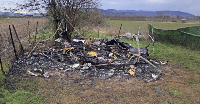 Niedergebrannt: Wohnwagen im Bereich der Bleiche.   | Foto: Feuerwehr OG