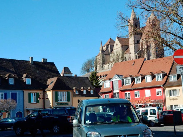 Noch drfen auf dem Breisacher Marktplatz die Autos parken.  | Foto: Rita Reiser