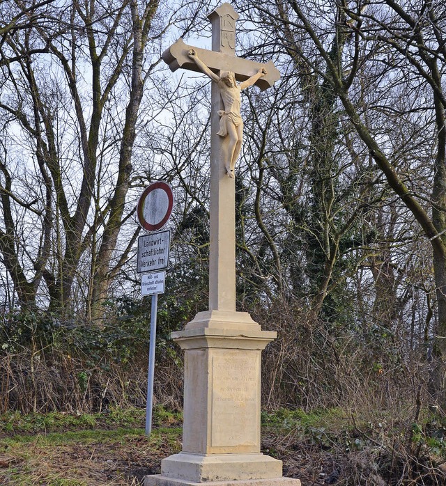 Das Kreuz steht wieder auf seinem angestammten Platz am Hochstetter Feld.   | Foto: manfred frietsch