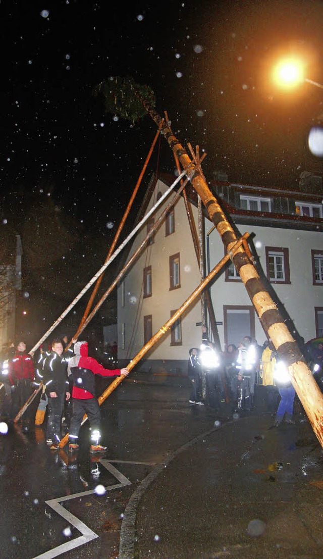 Ein besonderer Kraftakt war das Nachtbaumstellen bei Dauerregen.  | Foto: Heiner Fabry