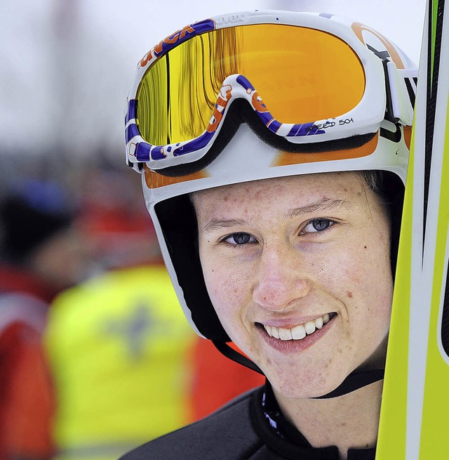 Ramona Straub freut sich ber die Goldmedaille ihrer Teamkameradin Carina Vogt.   | Foto: Patrick Seeger