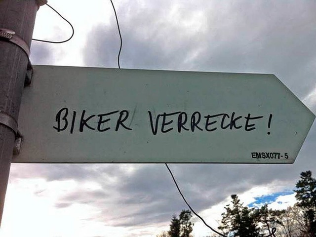 Biker verrecke: Diese Schmiererei hat ...er Millauer in Obersexau fotografiert.  | Foto: Peer Millauer