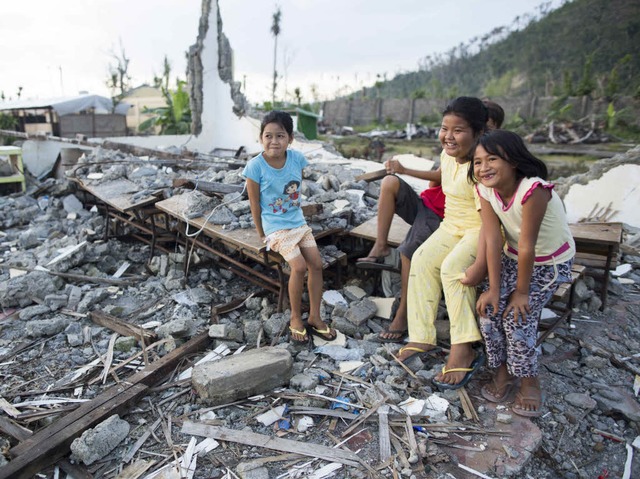 Kinder in den Trmmern des &#8222;Haiyan&#8220;   | Foto: dpa