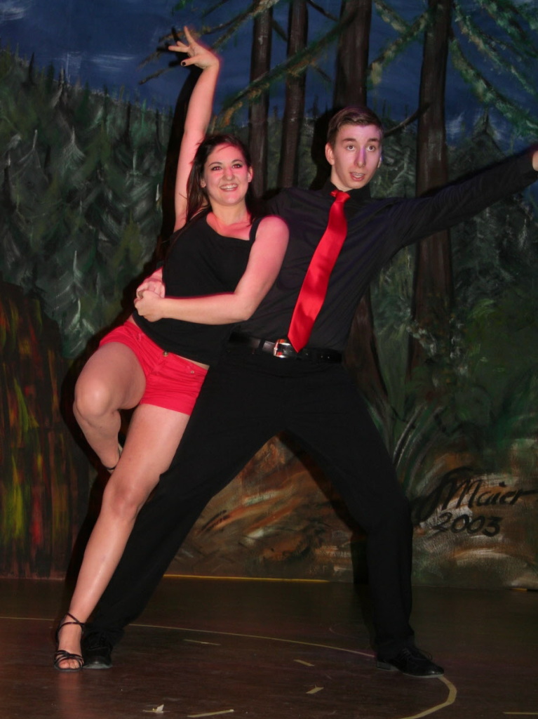 Elizia Stratz und Alexander Hepp von der Tanzschule Waldkirch zeigten wie der Fox-Trott richtig geht.