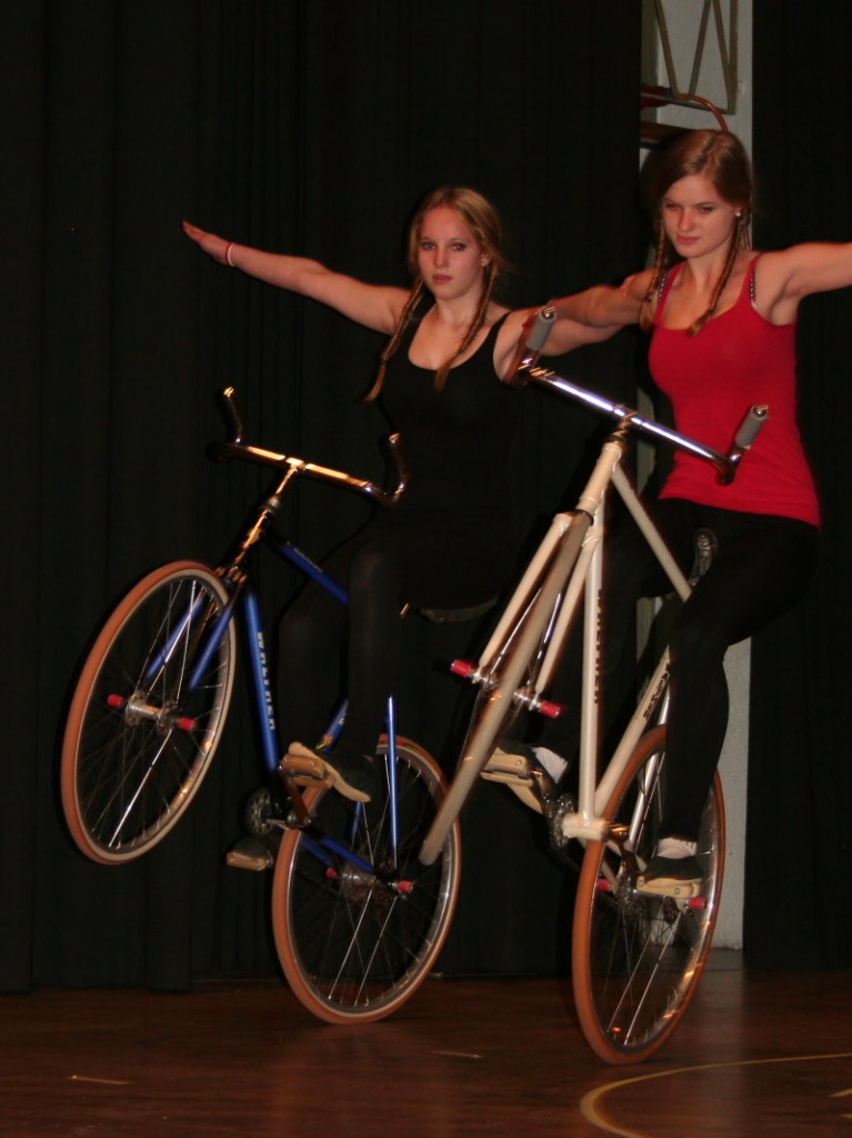 Die Schwestern Jasmin und Isabella Ambs vom Radfahrverein Kollnau zeigten eine sehr gelungene akrobatische Kr.