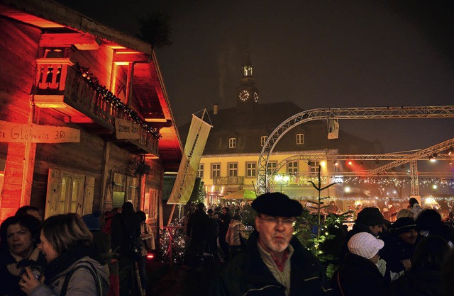 Weihnachtsmarkt und Eisbahn waren in der Adventszeit  stets gut besucht.   | Foto: Dieter Erggelet