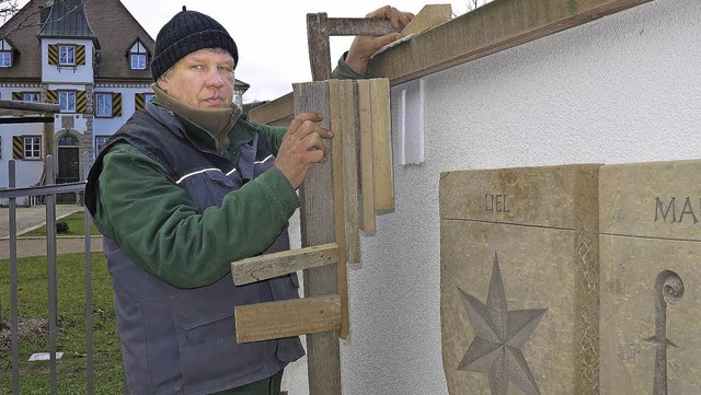 Steinmetzmeister Mathias Wineberger mit den Wappen aus Britzinger Kalkstein  | Foto: dorothee philipp