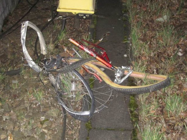Was von dem Fahrrad brigblieb, nachdem der Zug darber gerollt ist.  | Foto: Polizei