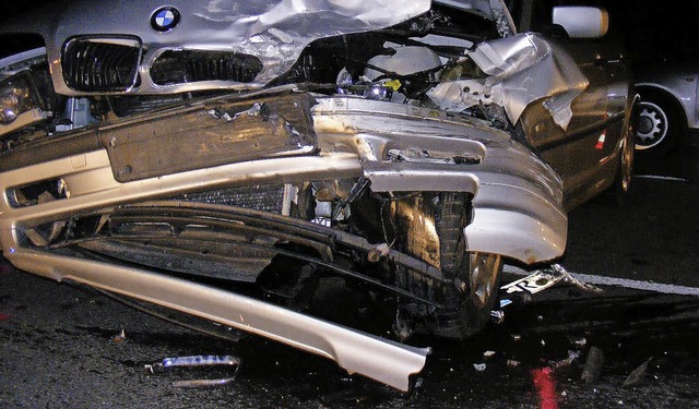 Ein Unfall am Freitagabend sorgte rund...ie B 294 zwei Autos kollidiert waren.   | Foto: feuerwehr