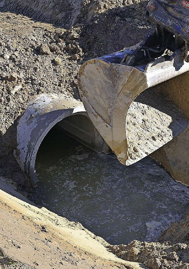 Wasser in der Baugrube: Der fertige Entlastungskanal soll das gerade verhindern.  | Foto: K. Fischer