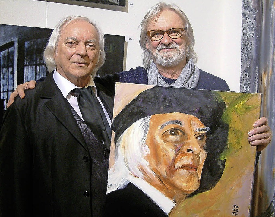 Ein Portrt berreichte der Maler Augu...on als Dank an Initiator Georg Schell.  | Foto: Roswitha Frey