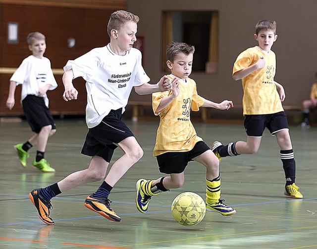 Ein Schler der Neunlindenschule Elzac...schule Winden im Wettlauf um den Ball.  | Foto: Fleig