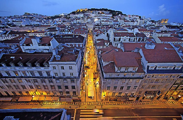 Die abendliche Altstadt von Lissabon  | Foto: Jan Woitas/dpa