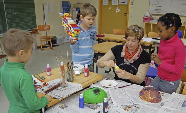 Whrend der Nachmittagsbetreuung baste...ten die Mdchen und Jungen an Masken.   | Foto: Claudia Renk