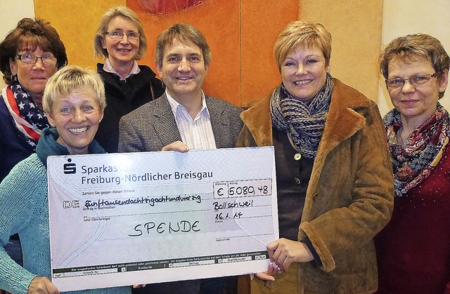 Bei der Spendenbergabe (von links): H... Geppert, Ulrike Bilger und Rita Weber  | Foto: Anne Freyer