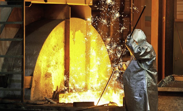 Energieintensiv: die Produktion von Stahl   | Foto: DPA