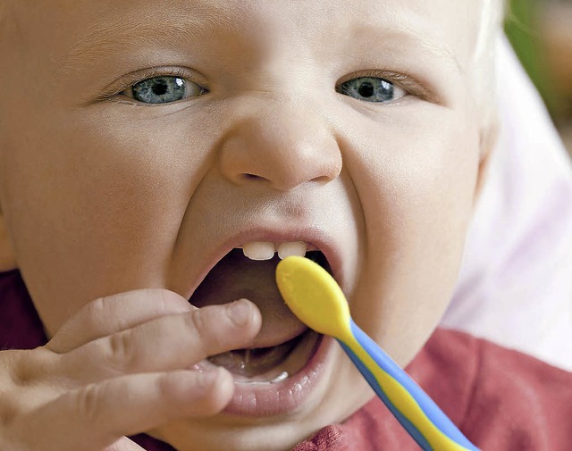 Zhneputzen ist wichtig aber in Zahnpasta sind oft Plastikpartikel.   | Foto: dpa