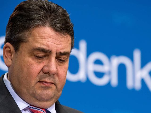 SPD-Chef Gabriel stellt in einer Press...s Edathy nicht auf Milde hoffen kann.   | Foto: DPA